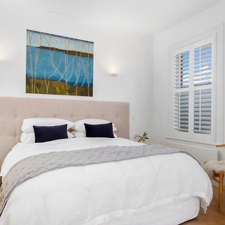 הובארט Sullivans Cove Apartments מראה חיצוני תמונה Plantation shutters in a bedroom