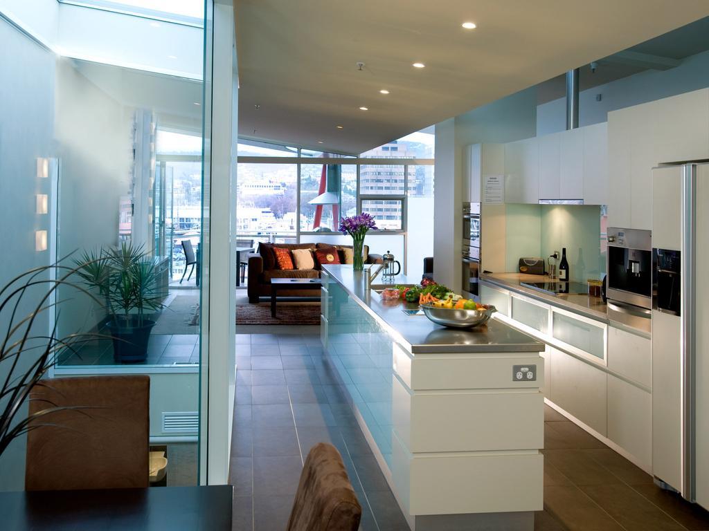 הובארט Sullivans Cove Apartments מראה חיצוני תמונה A kitchen in a penthouse apartment