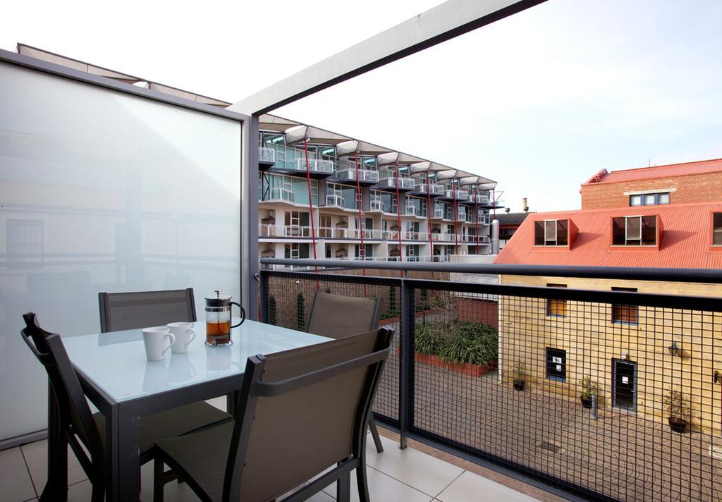 הובארט Sullivans Cove Apartments מראה חיצוני תמונה A balcony with a retractable awning