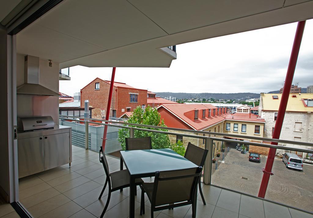 הובארט Sullivans Cove Apartments מראה חיצוני תמונה A balcony in a modern apartment