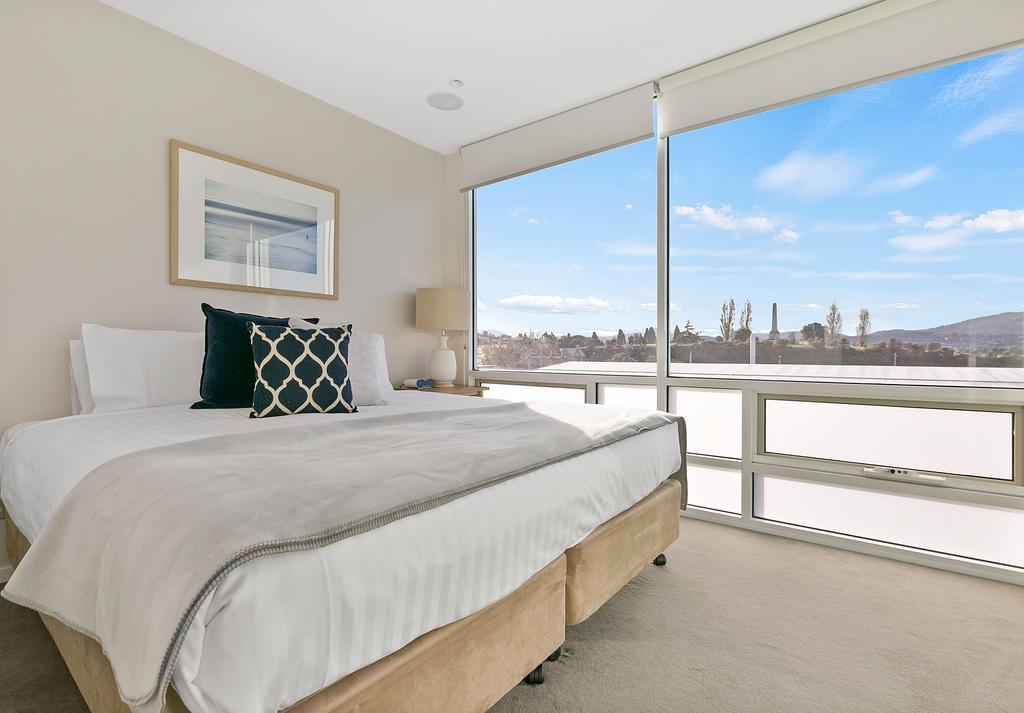 הובארט Sullivans Cove Apartments מראה חיצוני תמונה A bedroom in a serviced apartment in Canberra, Australia