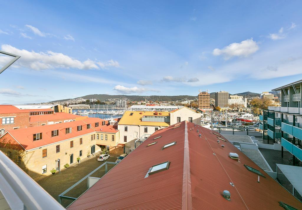 הובארט Sullivans Cove Apartments מראה חיצוני תמונה View of the Hobart CBD from the rooftop of the Wrest Point Casino