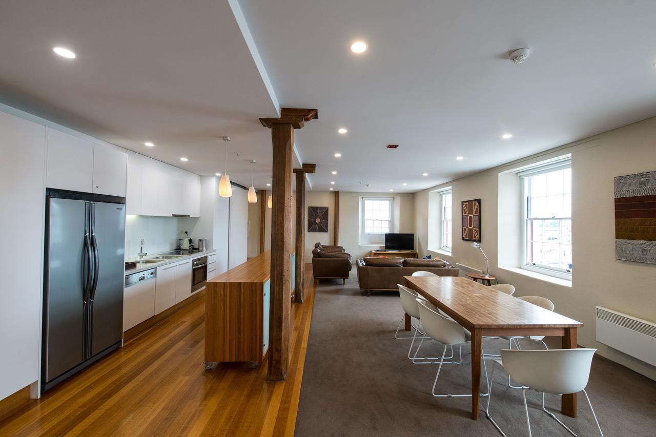 הובארט Sullivans Cove Apartments מראה חיצוני תמונה The kitchen and living area of a typical apartment