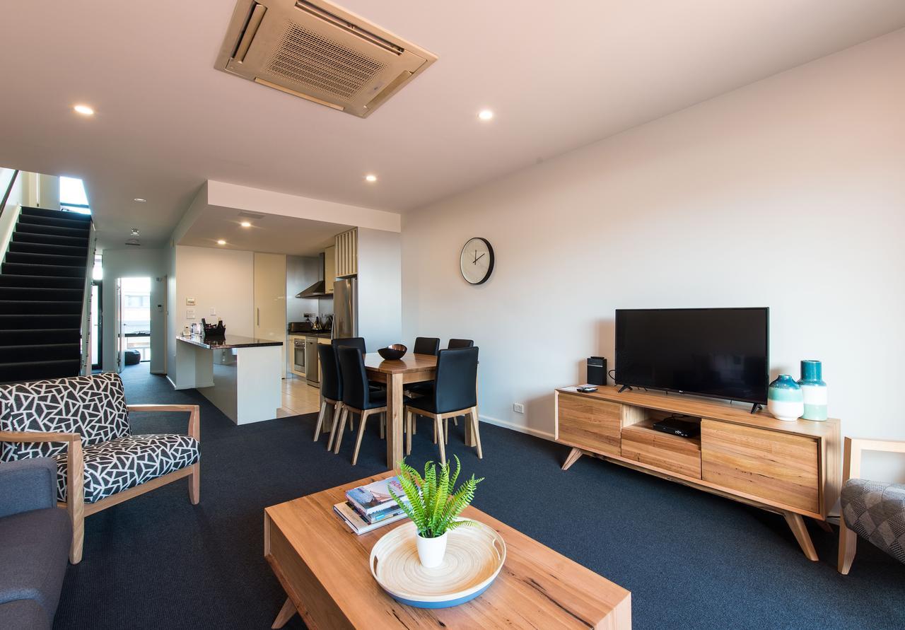 הובארט Sullivans Cove Apartments מראה חיצוני תמונה A typical apartment at the University of Adelaide's Union Hall