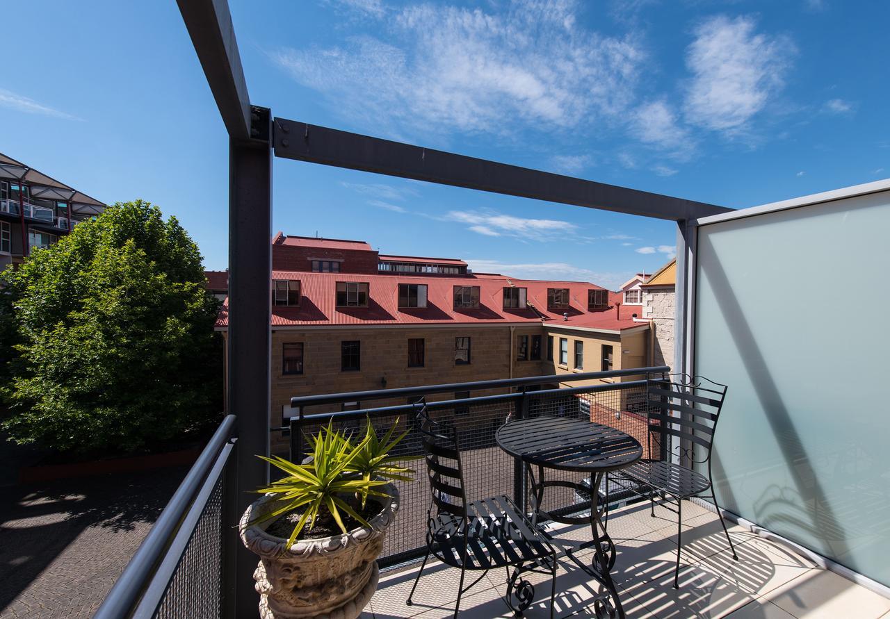 הובארט Sullivans Cove Apartments מראה חיצוני תמונה A balcony in Stockholm, Sweden